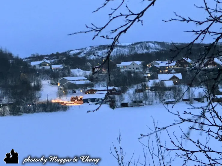 餐廳旁遠處的景色美得像明信片