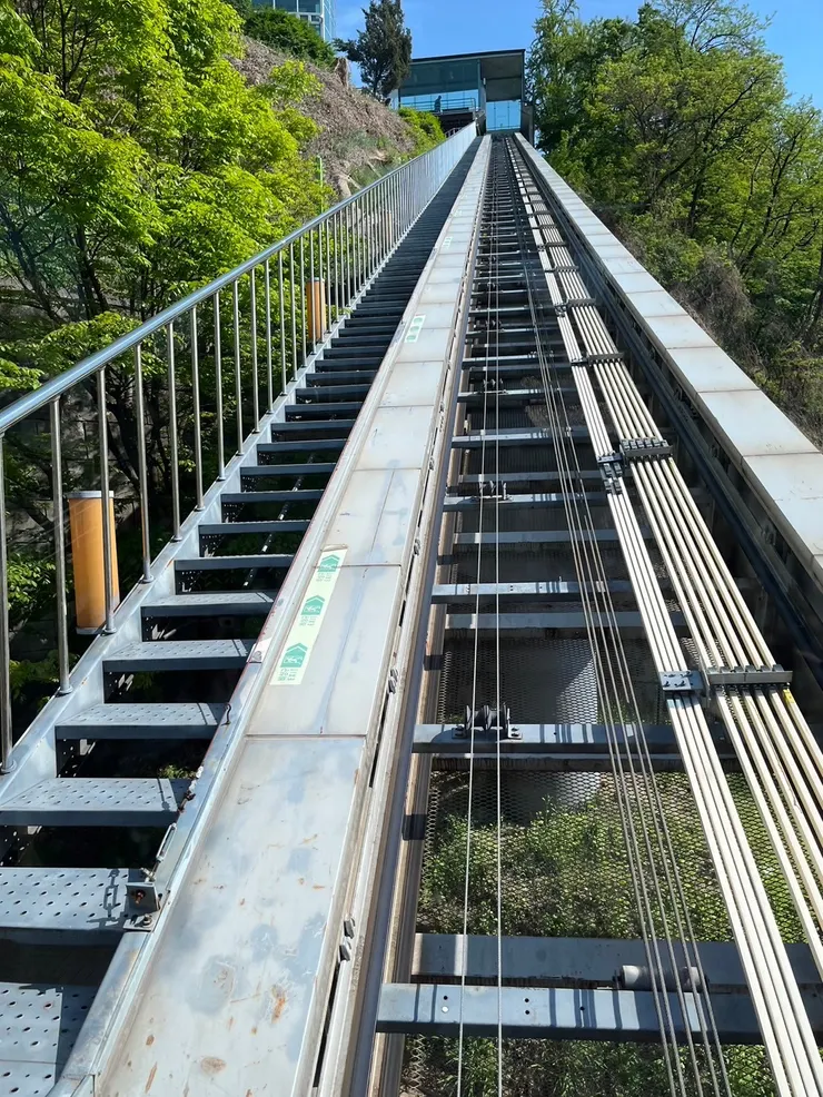 電梯軌道，僅能一台來回唷。