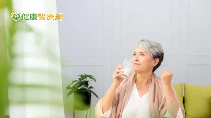 中年後的骨骼保養應補充多元來源，以作為日常活動所需的營養補充。