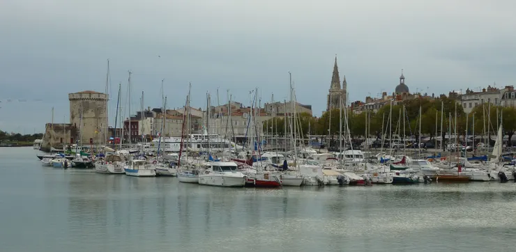 舊港停泊許多船隻