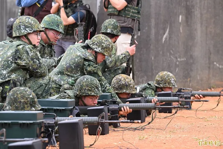 漢光41號演習期間桃園市後備旅後備軍人打靶照片