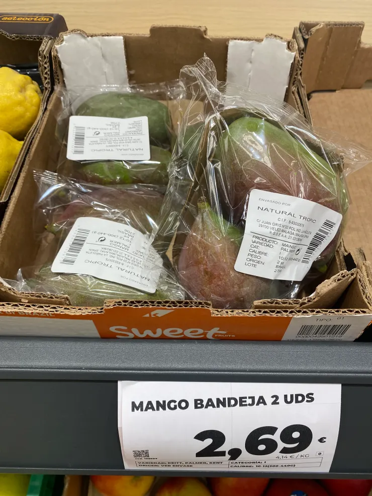 在超市看到懷念的芒果，好想吃喔。