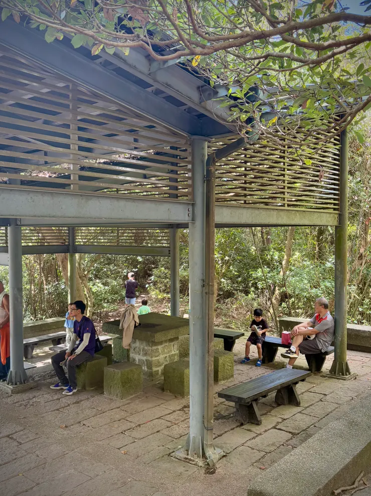 走完連續階梯正在休息的遊客