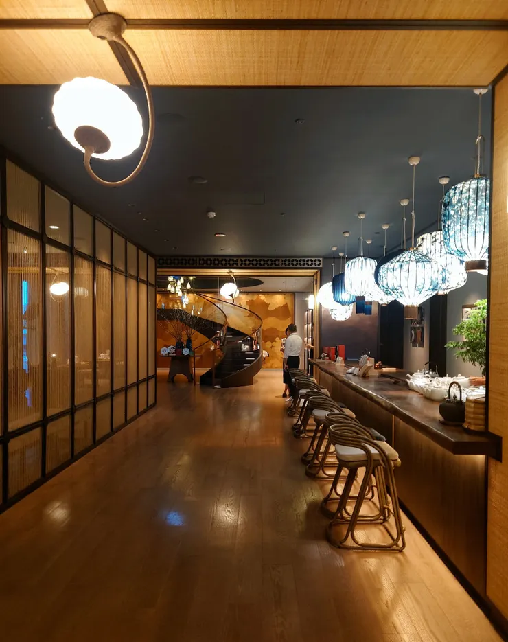 氣派的入口通道旁，有著一列品茶桌，這樣的擺設很常在成都的高檔餐廳看到