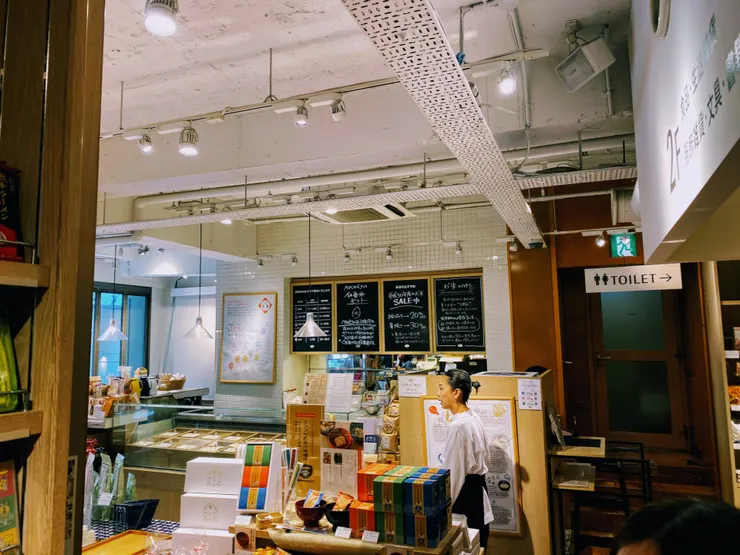 在落地窗的位置可以買到剛精好的白米