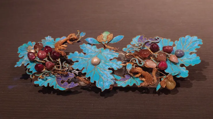 鮮豔華麗的銀鍍金松鼠葡萄簪首。(攝影/陳宜彣)