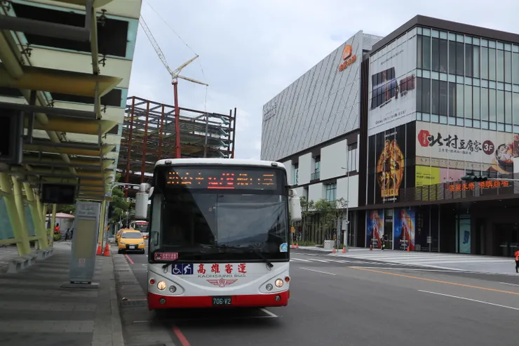 駛入轉運站的紅78公車
