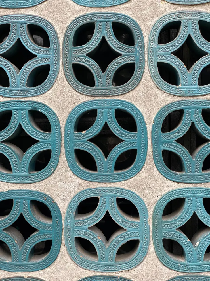 與第一學生活動中心相同的鏤空花磚