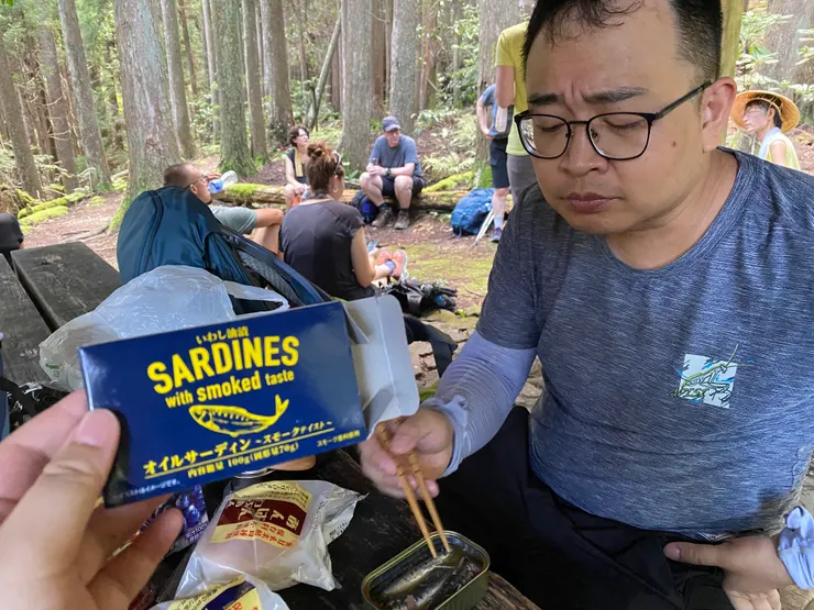 旅行團的大家圍一圈吃便當，當時還跟我們自我介紹他們分別從哪個國家來（他們在日本集合一起參加這個步行團）