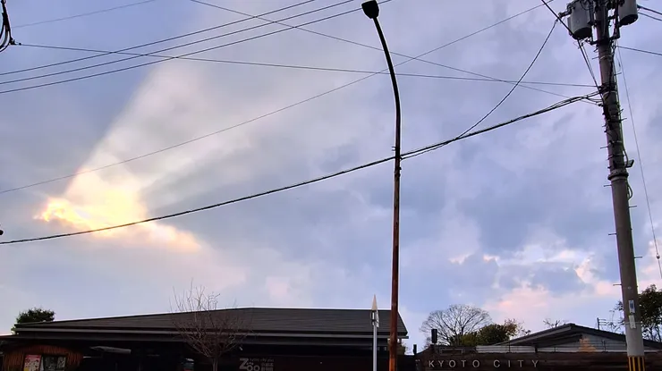 京都旅隨拍 - 朝上發射的雲層日光