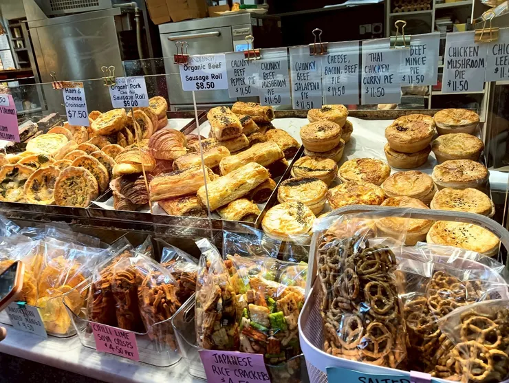 維多利亞女王市場販賣麵包與肉派(meat pie,澳洲傳統點心)的攤販。(圖源/作者自攝)