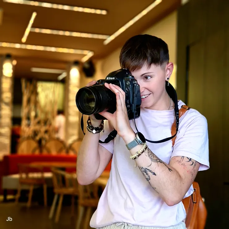 【米其林一星只因快意行旅才嚐鮮！怡青說這間一星比較無拘無束，侍者們也很親切。我們還在甜點咖啡時，這位女服務員已換下制服準備下班，看到我的D3S，說這台很高檔，她也喜歡攝影，才買了台入門單眼，我問想用D3S拍一下嗎？她高興地說可以嗎？】