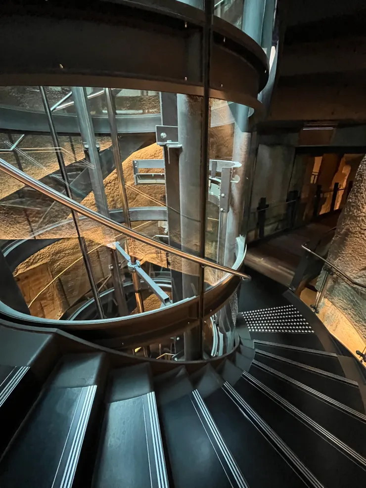 位在地下室透不到自然光的Mona充滿著神秘感