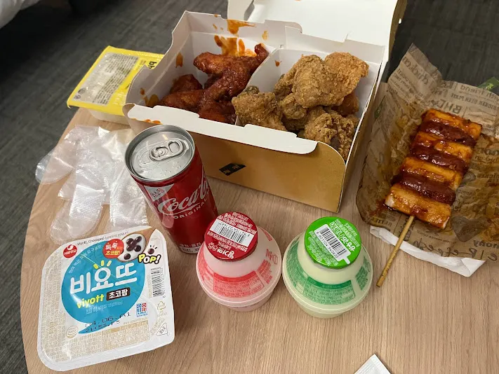 BHC半半炸雞、草莓牛奶、哈密瓜牛奶、비요뜨優格（跳跳糖巧克力球）。