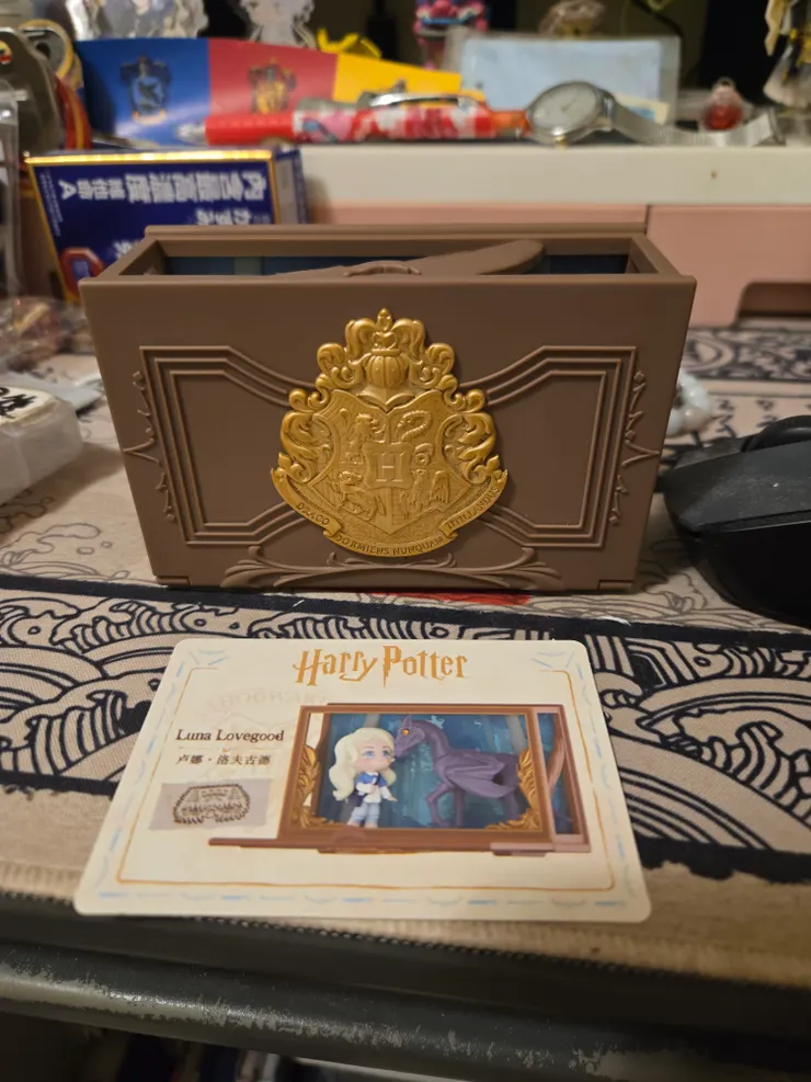 整體是一個像書一樣的小盒