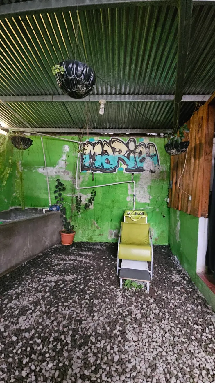 看來這個國家不流行洗頭阿~~~