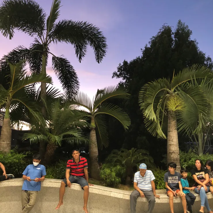 菲律賓機場外的人們，東南亞味十足～～