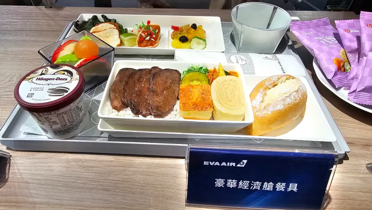 長榮航空豪華經濟艙的飛機餐看起來超級美味!
