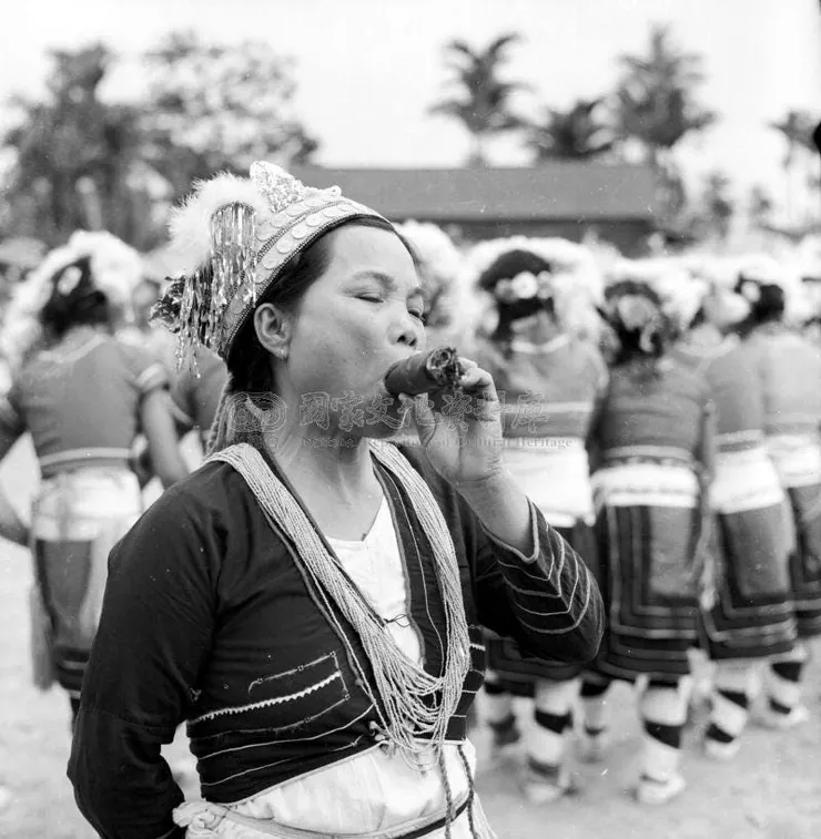 阿美族婦女正在抽雪茄