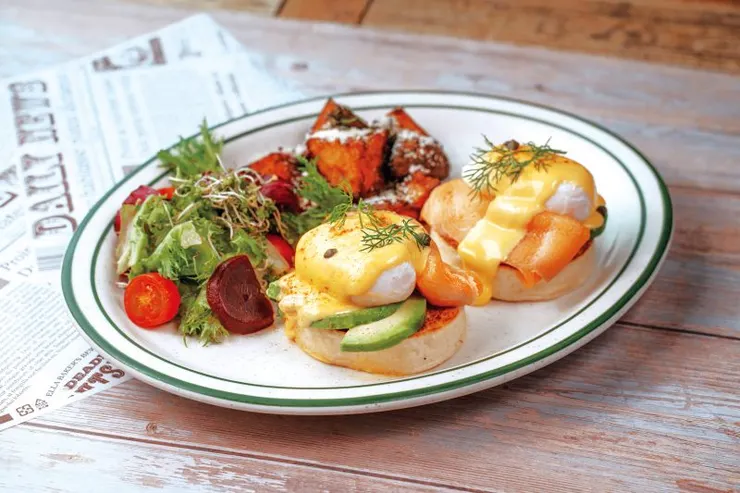 ▲樂子the Diner提供豐富美式料理，其中「燻鮭魚酪梨班尼迪克蛋」是鐵粉多年回訪的必點美味。