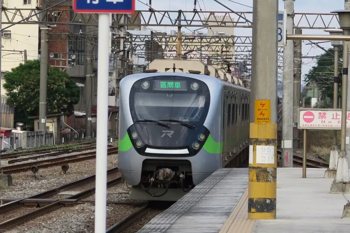 進站的EMU900型/新豐