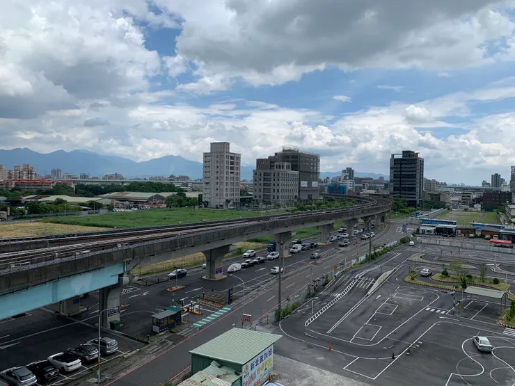 新北產業園區捷運站外那美麗的風景
