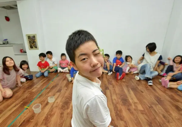 許多ADHD患者擅長與小朋友相處，對於從事需要與小朋友互動的工作來說，ADHD或許是一種加分條件。圖為知名的ADHD昆蟲學老師與網紅吳沁婕。(圖源/超越基金會)