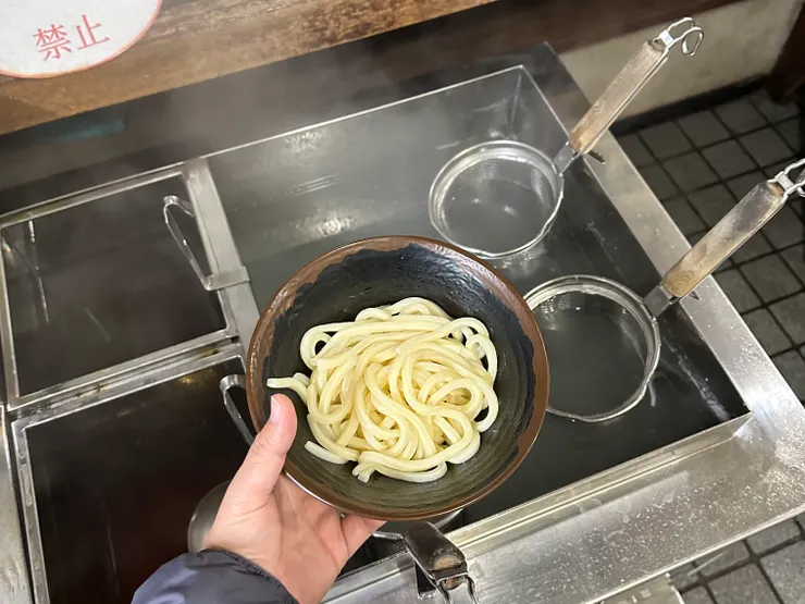 跟五郎一樣把烏冬放進去「滾兩滾」，然後再加左邊的高湯，就是香川人愛吃的烏冬了！