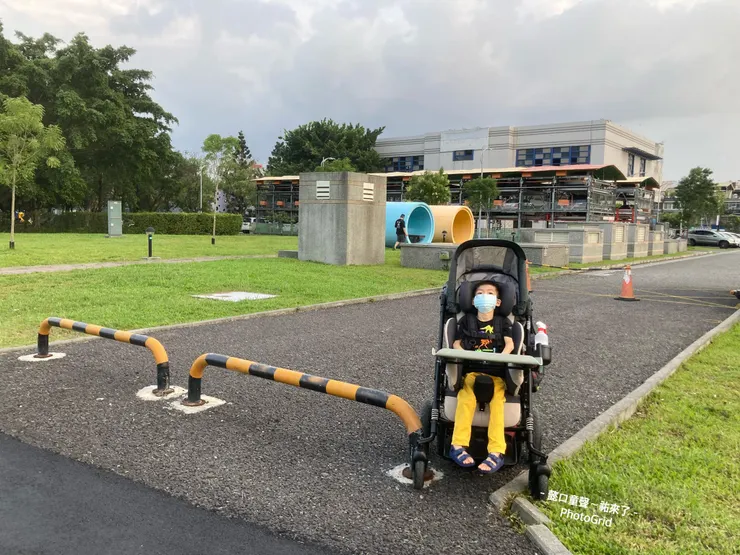 這樣的車阻拒絕了很多想進入的族群，這裡怎麼繞都進不了公園，只能抬起輪椅過關。