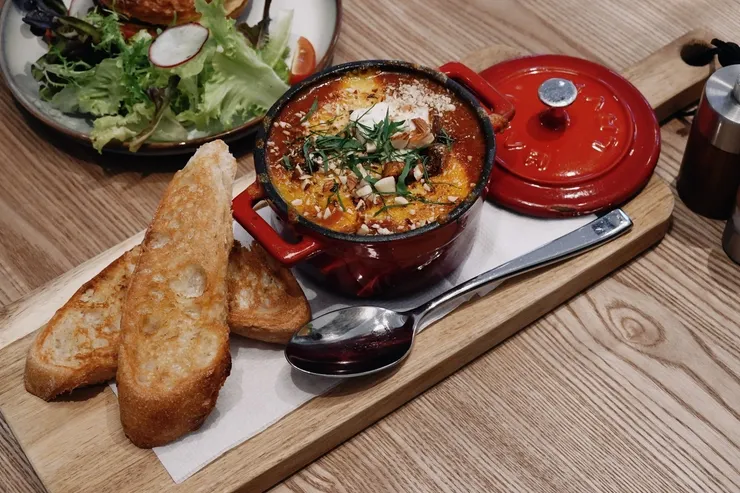 烤蛋 Baked egg   NT$360   |   西班牙香腸、羅馬蕃茄、馬鈴薯、西班牙辣椒、葛瑞爾乳酪、烤杏仁、大蒜蛋黃醬、法棍 Chorizo, roasted roma tomatoes, potato, piquillo peppers, gruyére suisse bloc, almonds, AÏoli and bagutte.