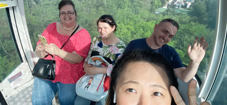 纜車上的合照 : 美籍房客 ( Betty )、房東母親、房東、拍照的我