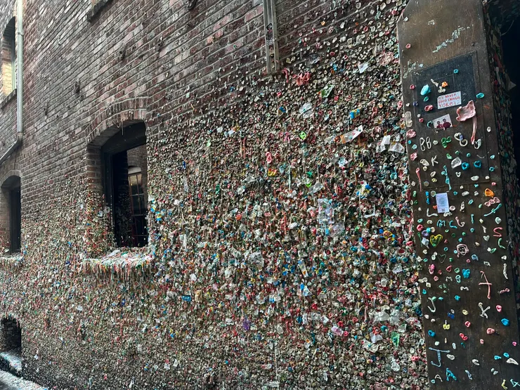 像口香糖牆這樣的另類藝術創意，你能認同嗎？（圖 by Vina)