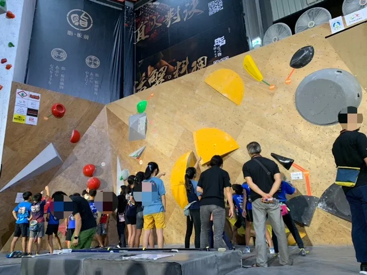 各組選手看線中，除了紅色石頭路線比較簡單，其他路線的完攀人數都很少。