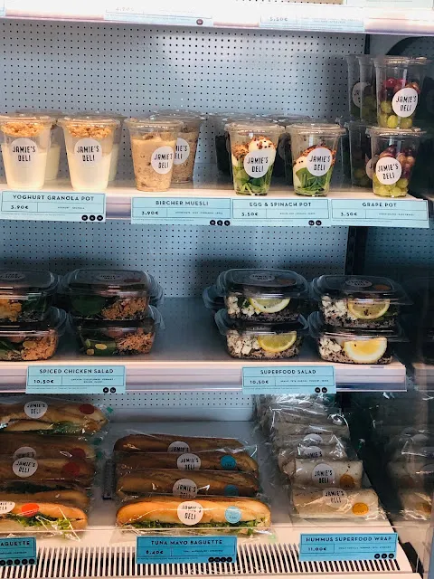 種類不少的架上輕食