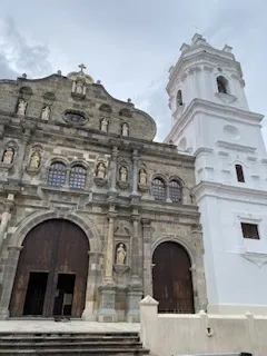 這裡之前教宗來過,裡面新的發亮,好可惜