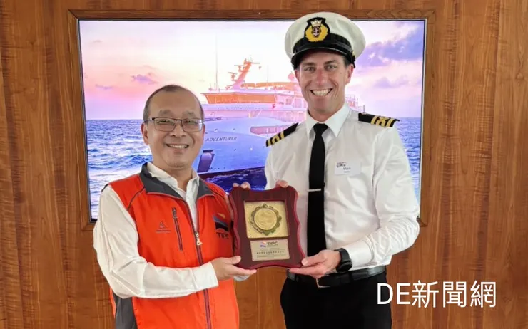 基隆港務分公司高級研究員林健明(圖左)代表分公司致贈紀念牌給船長。(照片由基隆港務分公司/提供)