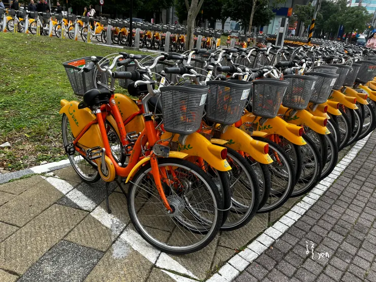 綠廊設有ubike站，是藝文特區便利的借還車點