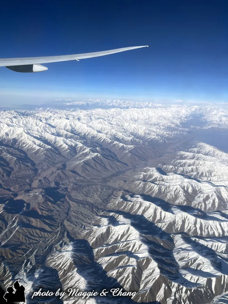 從機窗望出去俯瞰雪山與雲海，充滿震撼感與靜謐之美