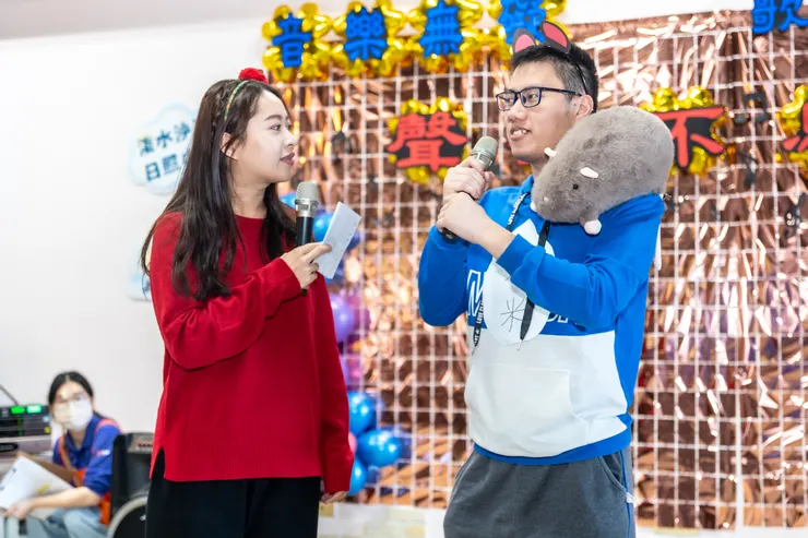 服務使用者(右)帶來《老鼠愛大米》歌曲，用心造型。