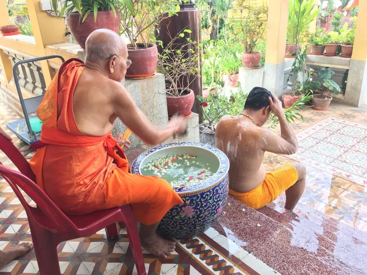 每次跟孩子們過完招的我都得去佛寺裡走一圈，這種去霉運的方式我也好想試試。