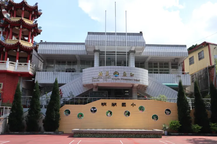 明湖國小的辦公室與司令台