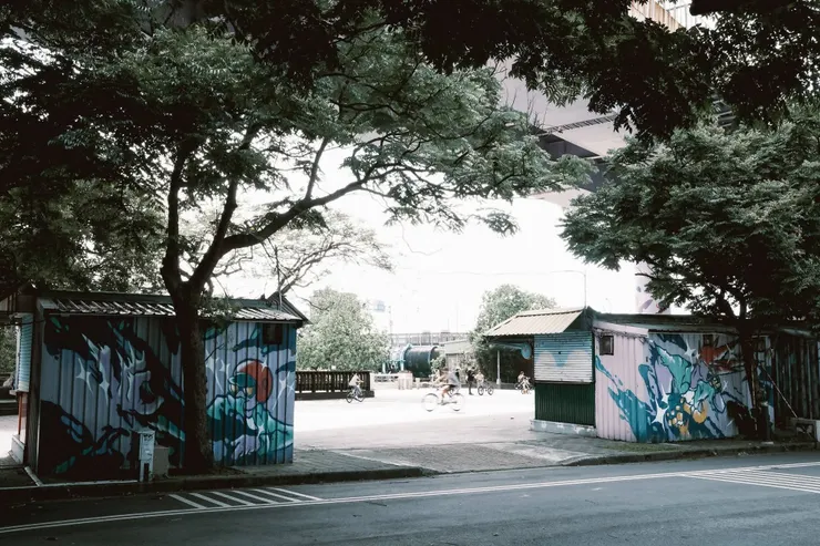 過寶藏巖後,要穿過這裡的景福自行車站往下才是河濱自行車道,河堤外靠近公館自來水園區這邊