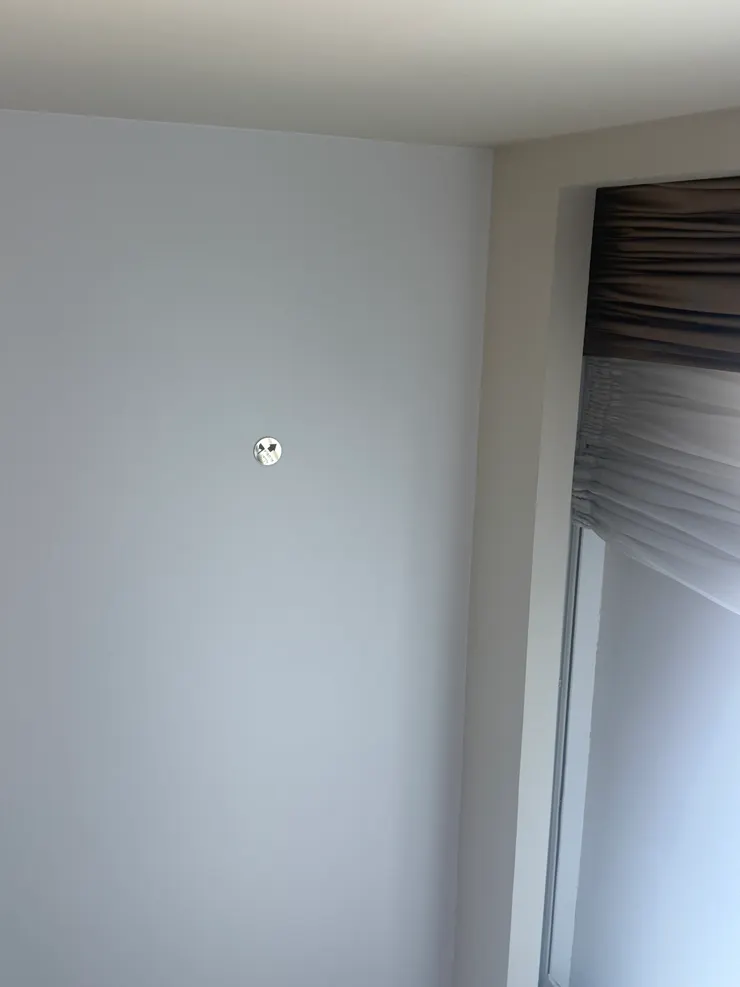 阿布達比Grand Millennium飯店天花板上的麥加標示