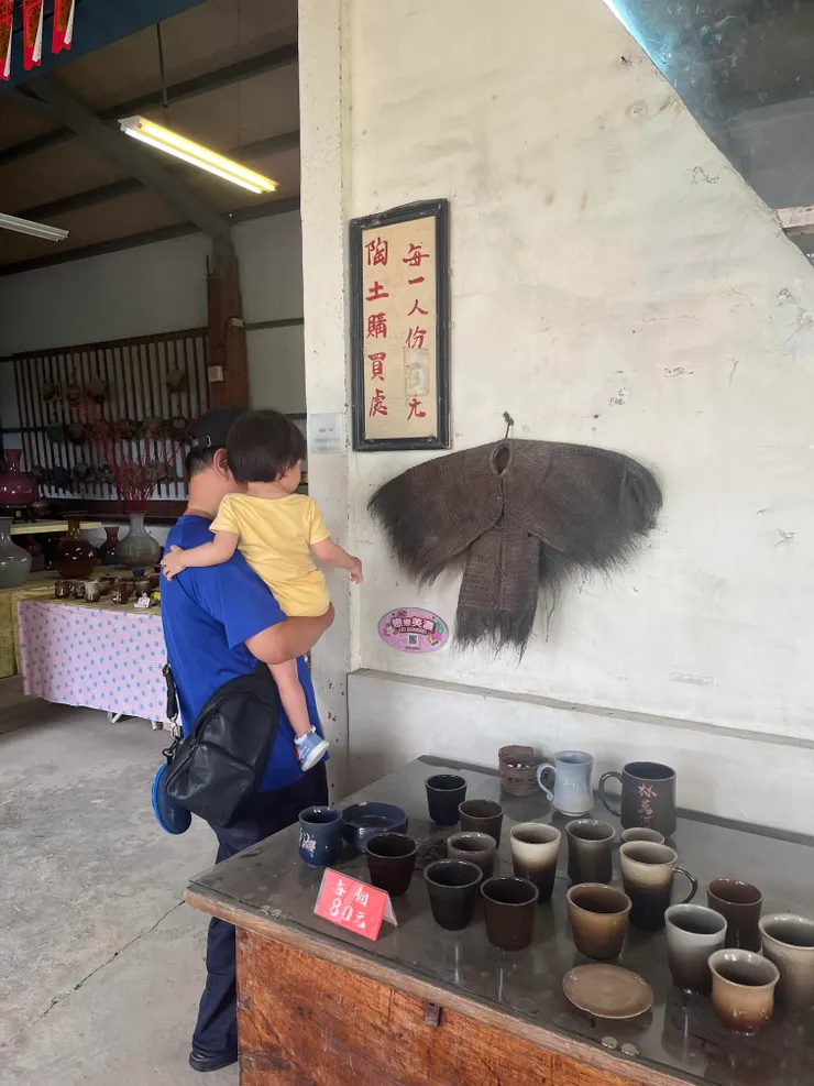 前年父親還能抱孫子一起出遊的照片