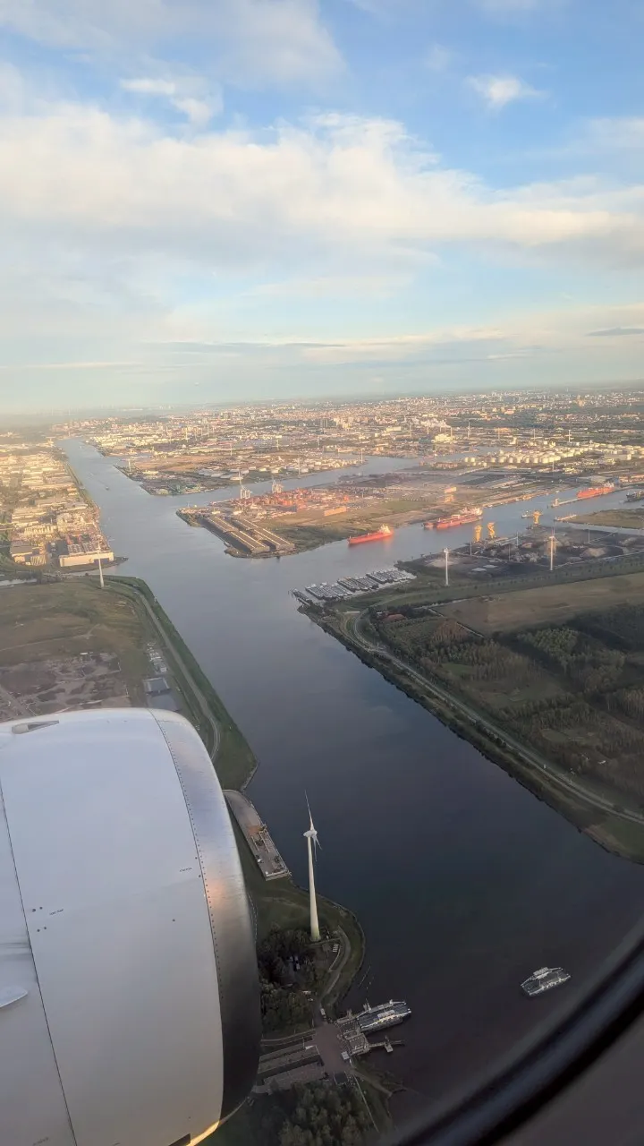 從飛機上就可以看到荷蘭有很多運河