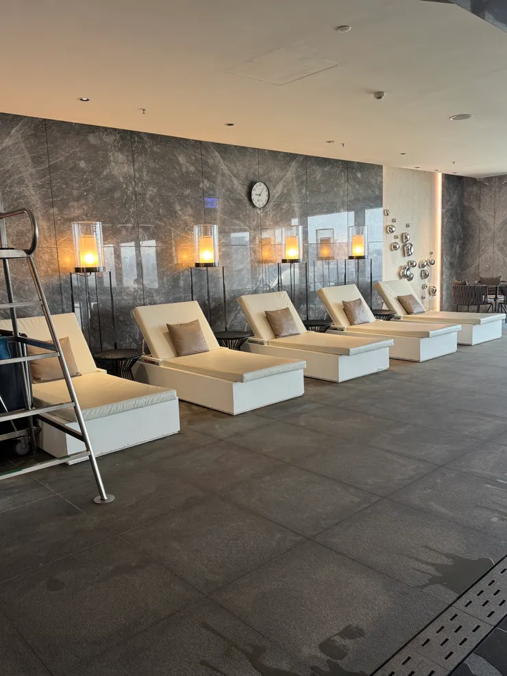 整排躺椅給不下水的陪伴親友划手機(不是啦~是幫忙拍照XD)