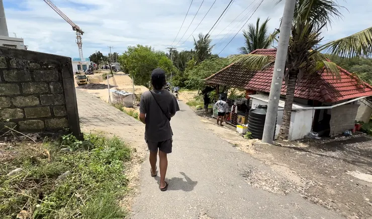 路上有零星的商店及廁所(右側建築物)