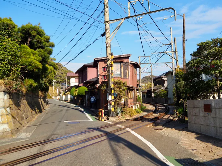 ヨリドコロ稻村崎本店就在鐵道旁