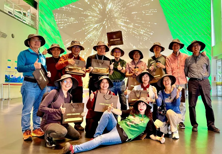 【參觀完台電南展館離去前合影】