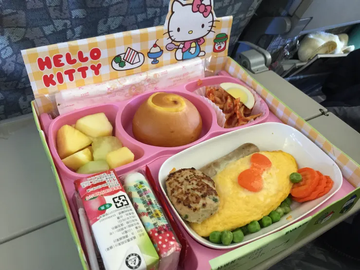 2015十一月帶祐飛日本玩，飛機餐對於子祐來說不簡單，剪刀不能帶上飛機細剪食物，因此只能盡量壓碎或者多補一些高熱量飲品。